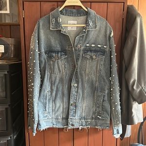 Lily & Lottie Chelsea DeBoer distressed pearl sleeved jean jacket, never worn